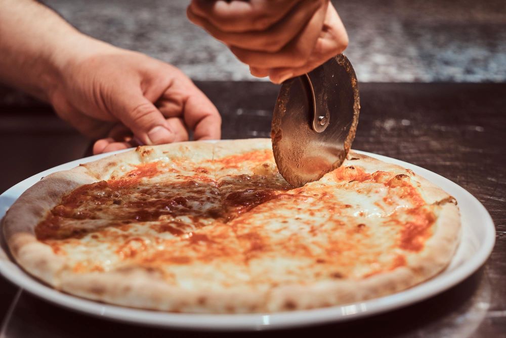 6820 Memakan Pizza Jika Ia Dipotong Dengan Pisau Yang Telah Digunakan Untuk Memotong Daging 